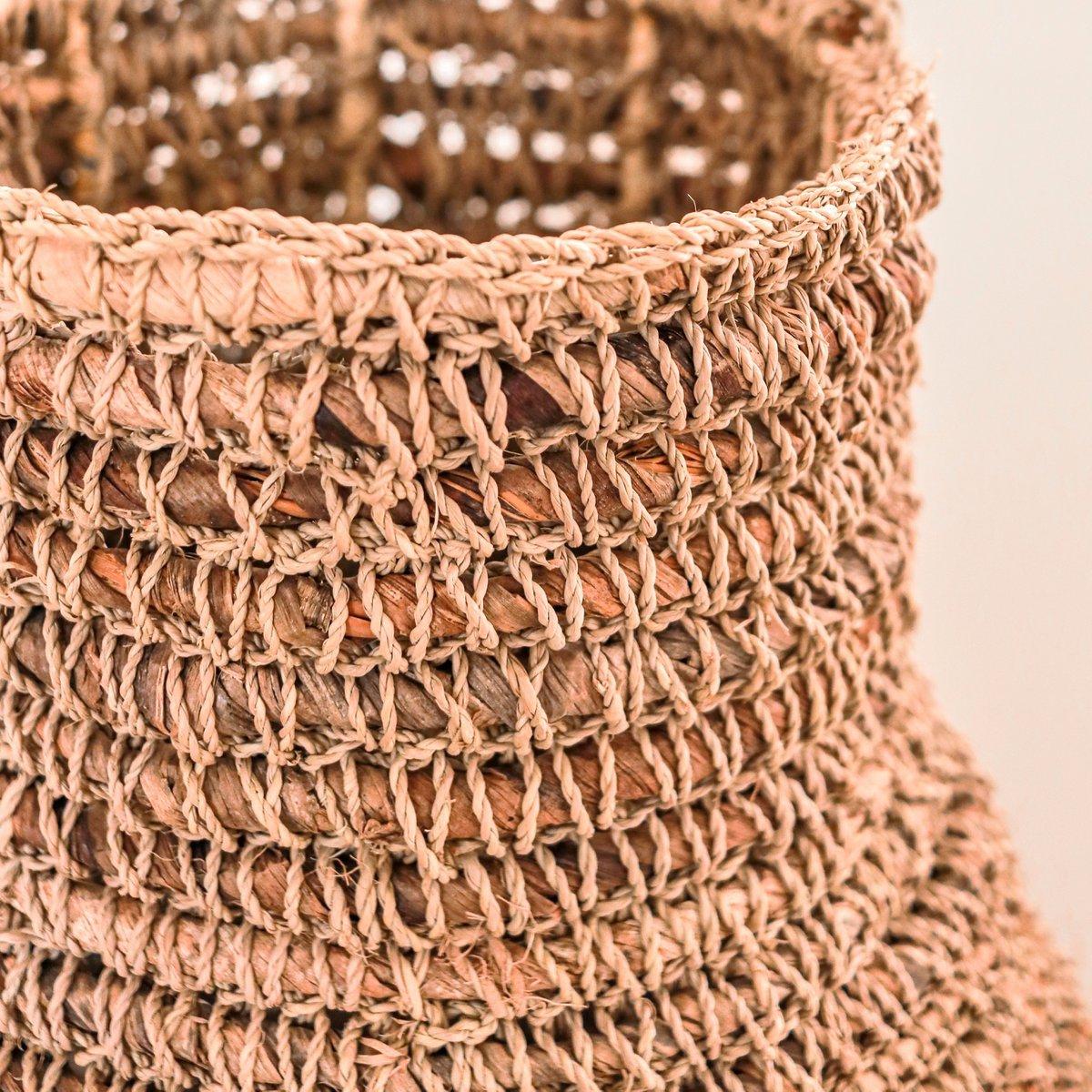 Geweven Boho Vaas SAKRA gemaakt van bananenvezels en raffia Soeji
