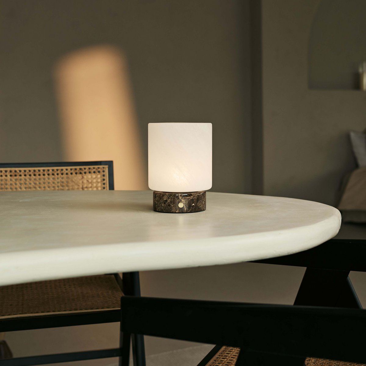 Gierstbruin / emperador donker - marmeren oplaadbare tafellamp - 3 lichte modi, draadloos en met glazen verwisselbare lampenkap Tavellio - Amsterdam