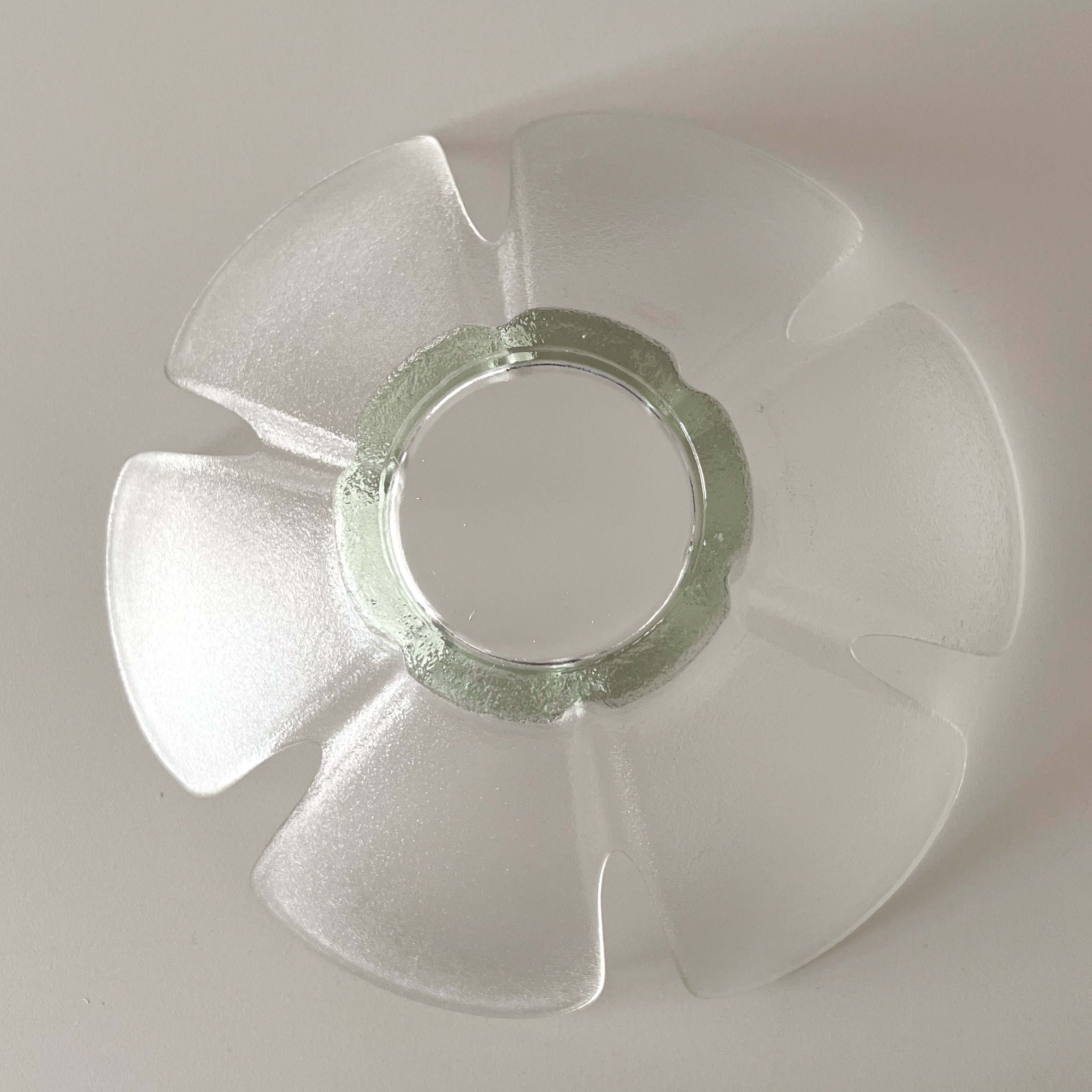 glazen schaal – sculpturaal design met zes bloembladen – vintage Noii HOME