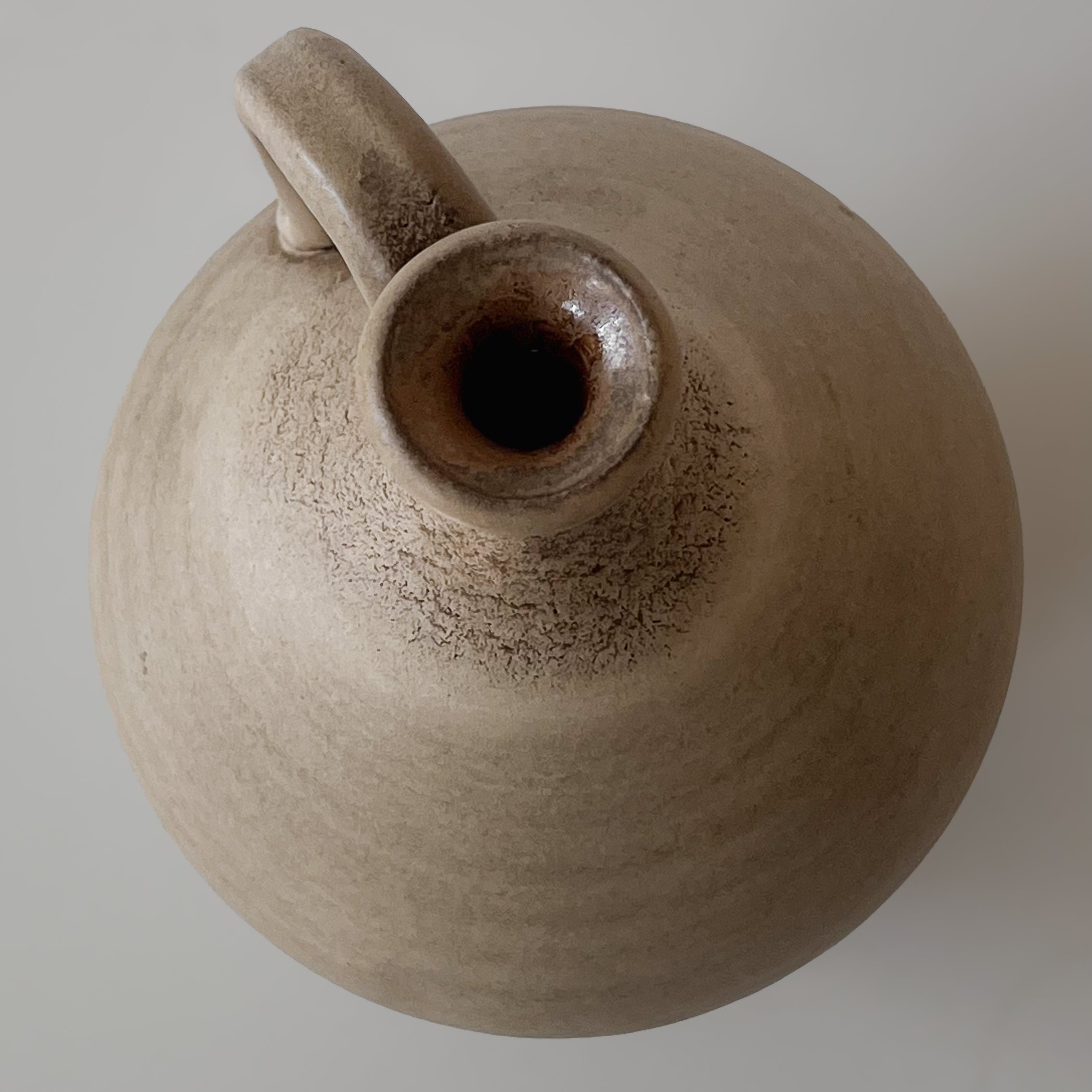 grès kruik naturel – handgemaakt en gesigneerd – keramiek vaas 22,5 cm - pre-loved Noii HOME