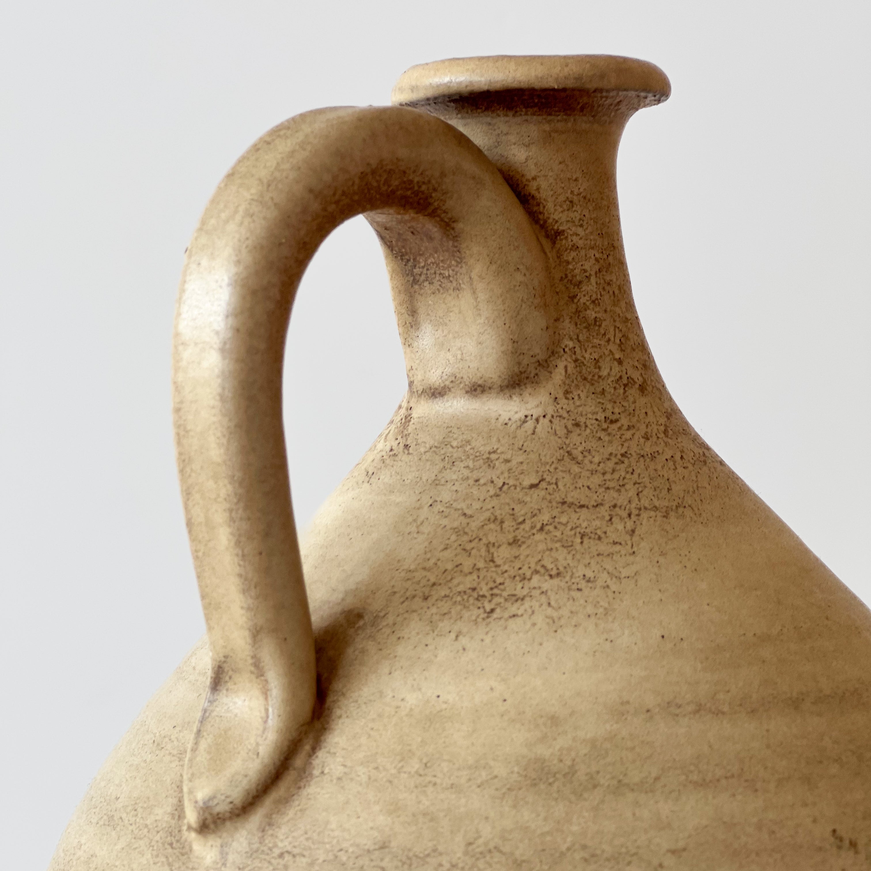 grès kruik naturel – handgemaakt en gesigneerd – keramiek vaas 22,5 cm - pre-loved Noii HOME