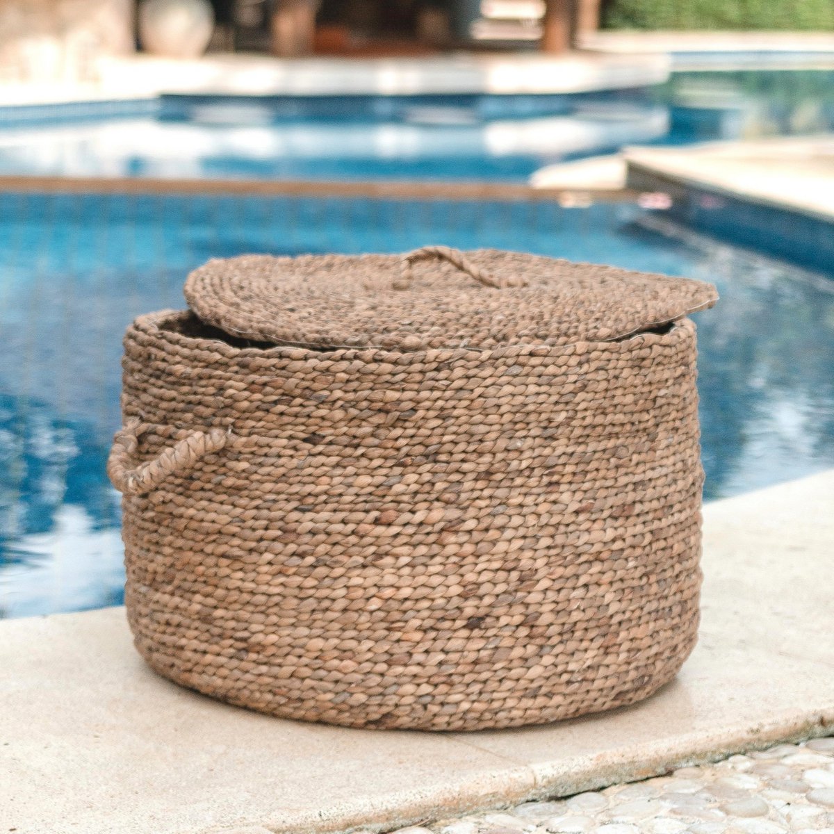 Grote wasmand met deksel UMBUL gemaakt van bruine waterhyacint | Geweven mandmand Soeji