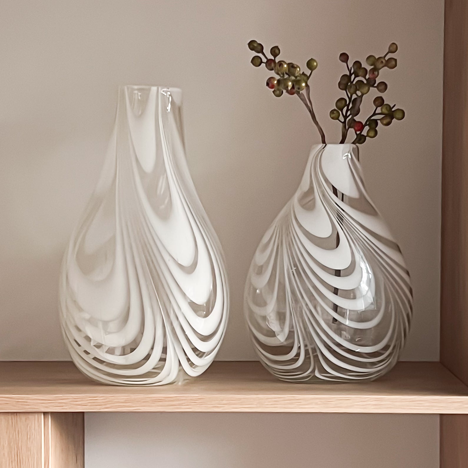 handgeblazen glazen vazen met wit lijnenspel – mid-century design | set van twee Noii HOME