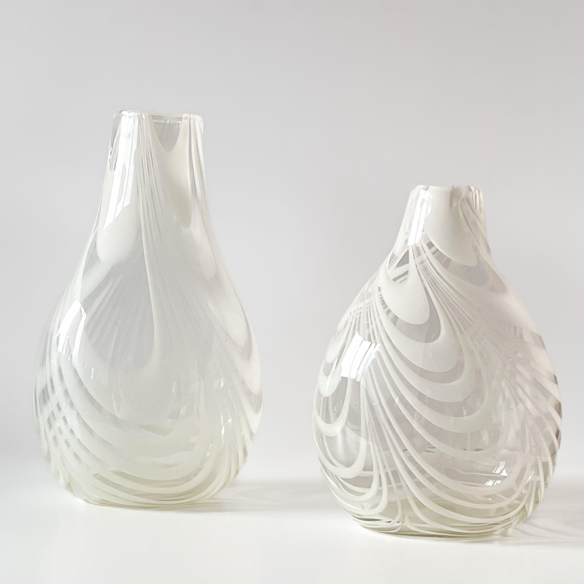 handgeblazen glazen vazen met wit lijnenspel – mid-century design | set van twee Noii HOME