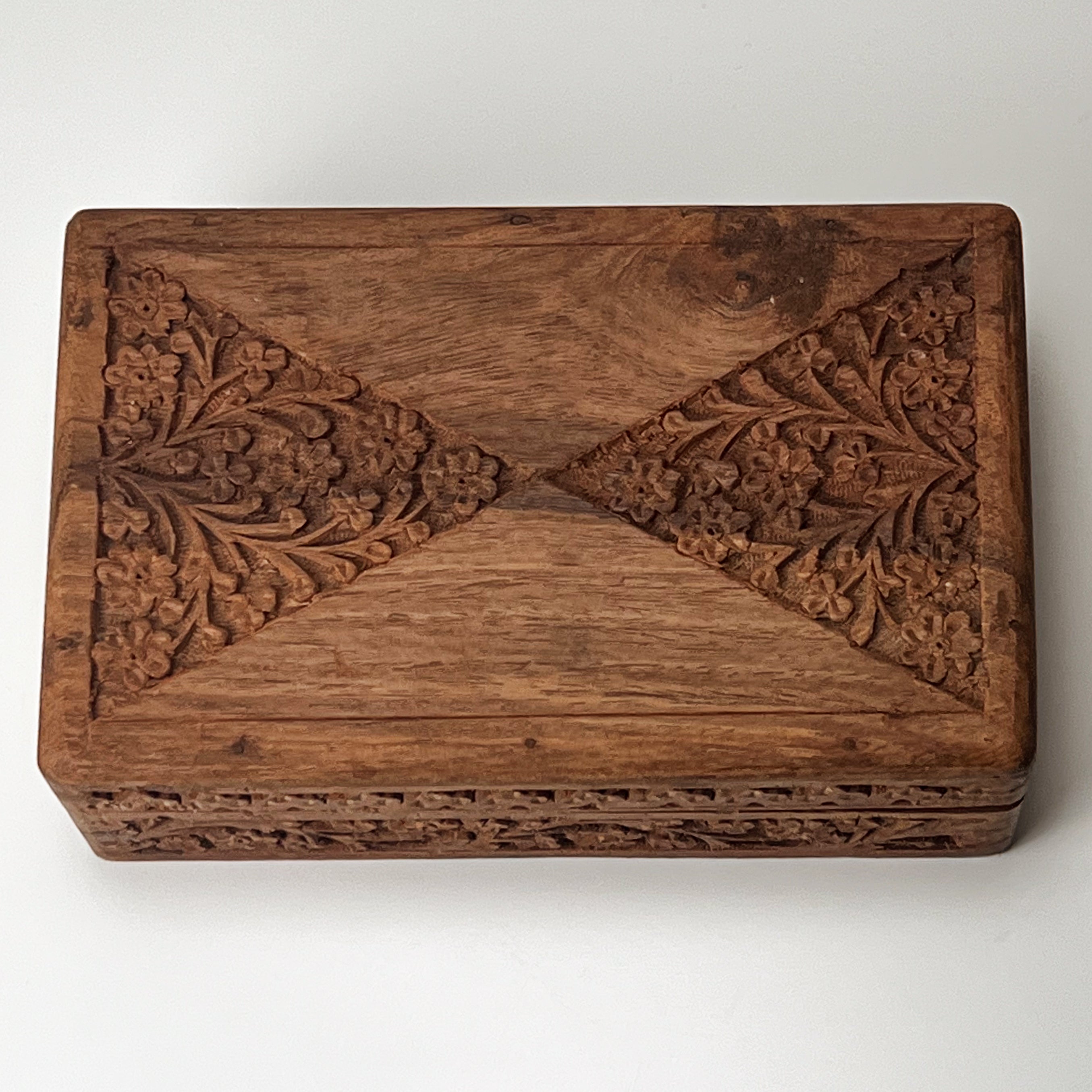 handgesneden houten bewaardoos – vintage - pre-loved Noii HOME