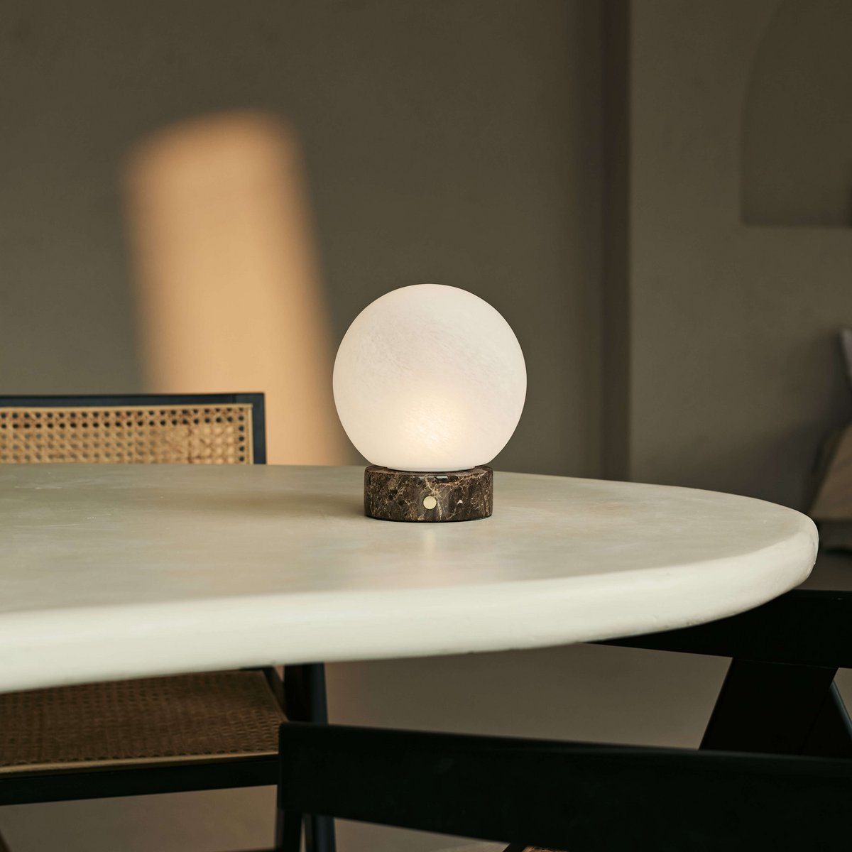 Heem Brown / Emperador Dark - Marmeren oplaadbare tafellamp - 3 lichte modi, draadloos en met glazen verwisselbare lampenkap Tavellio - Amsterdam