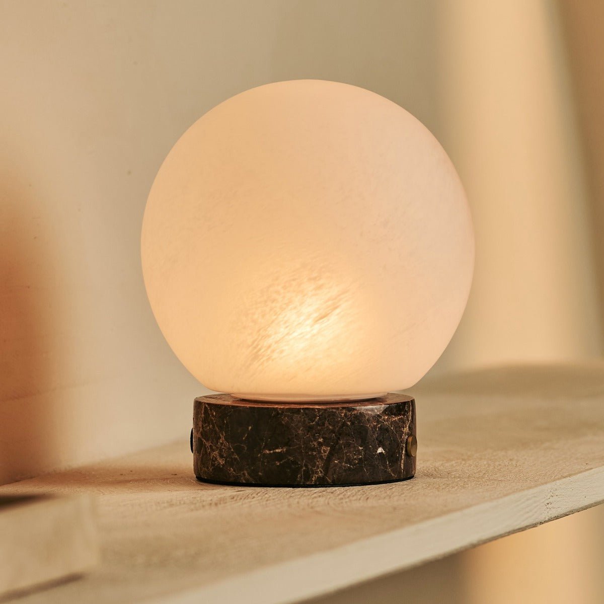 Heem Brown / Emperador Dark - Marmeren oplaadbare tafellamp - 3 lichte modi, draadloos en met glazen verwisselbare lampenkap Tavellio - Amsterdam