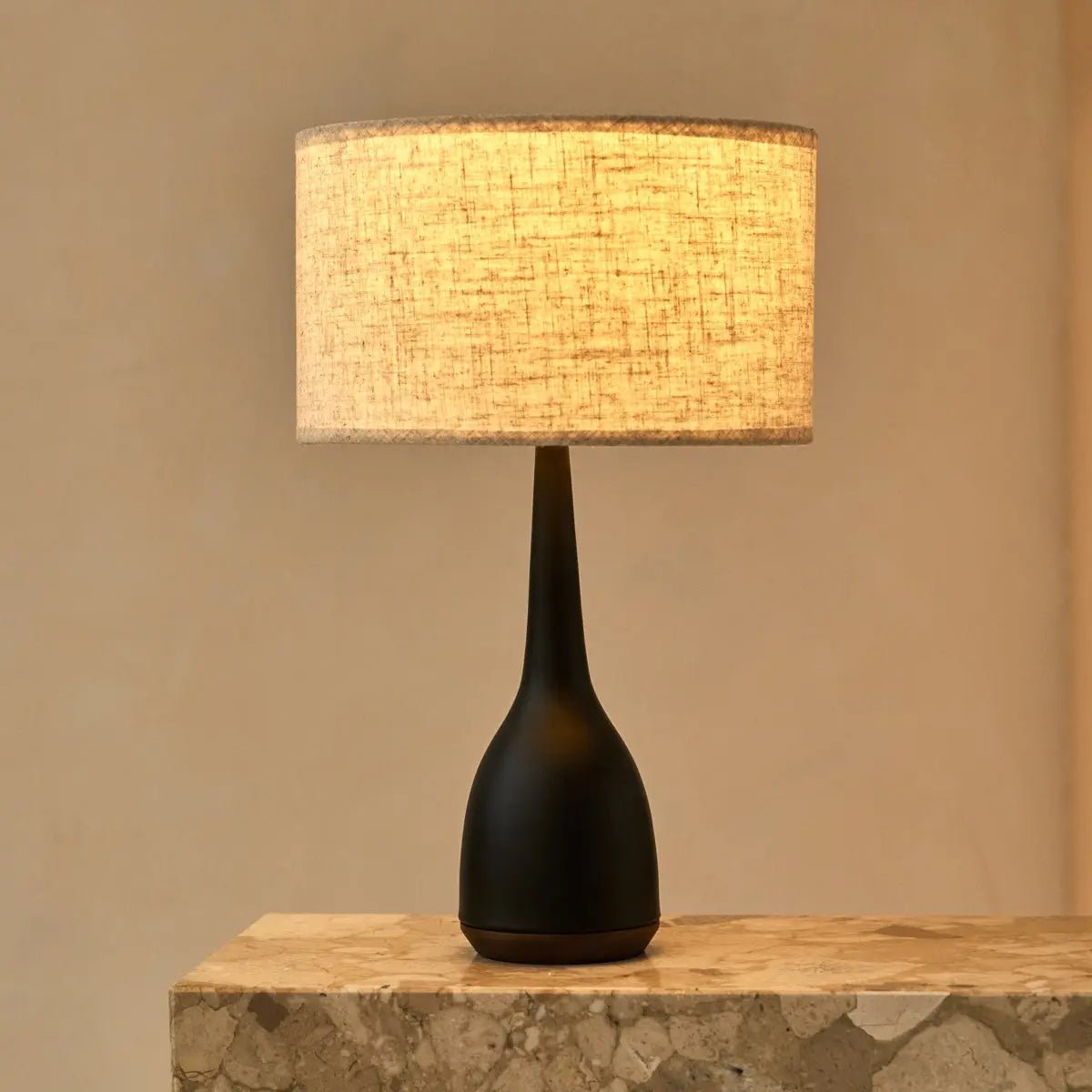 Jacob zwarte lamp met beige kap – elegante en warme verlichting Tavellio - Amsterdam