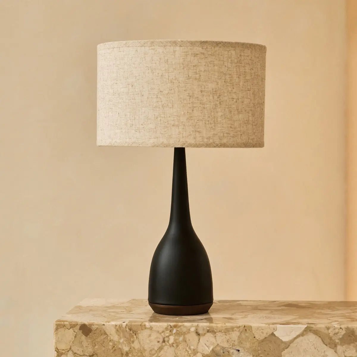 Jacob zwarte lamp met beige kap – elegante en warme verlichting Tavellio - Amsterdam