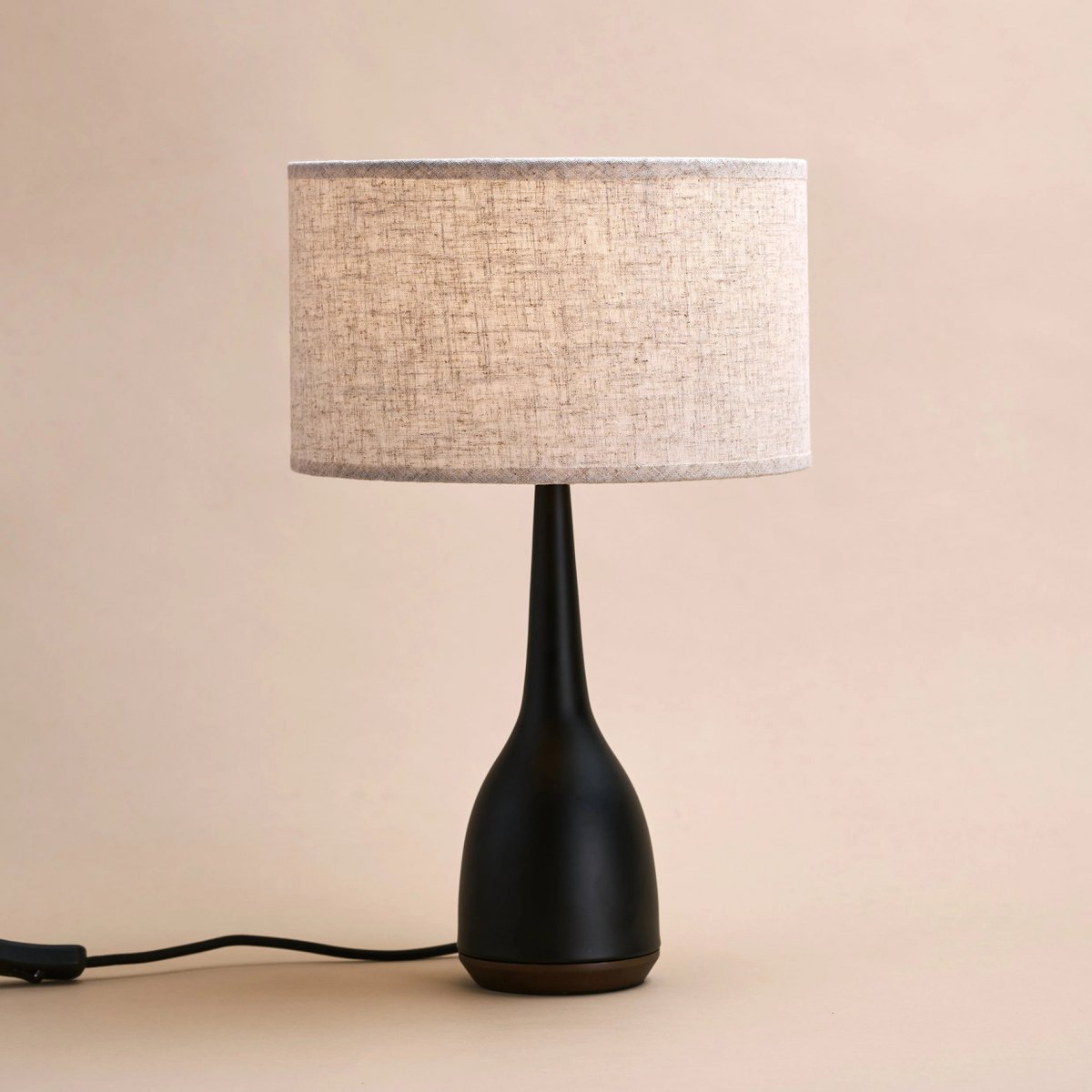Jacob zwarte lamp met beige kap – elegante en warme verlichting Tavellio - Amsterdam