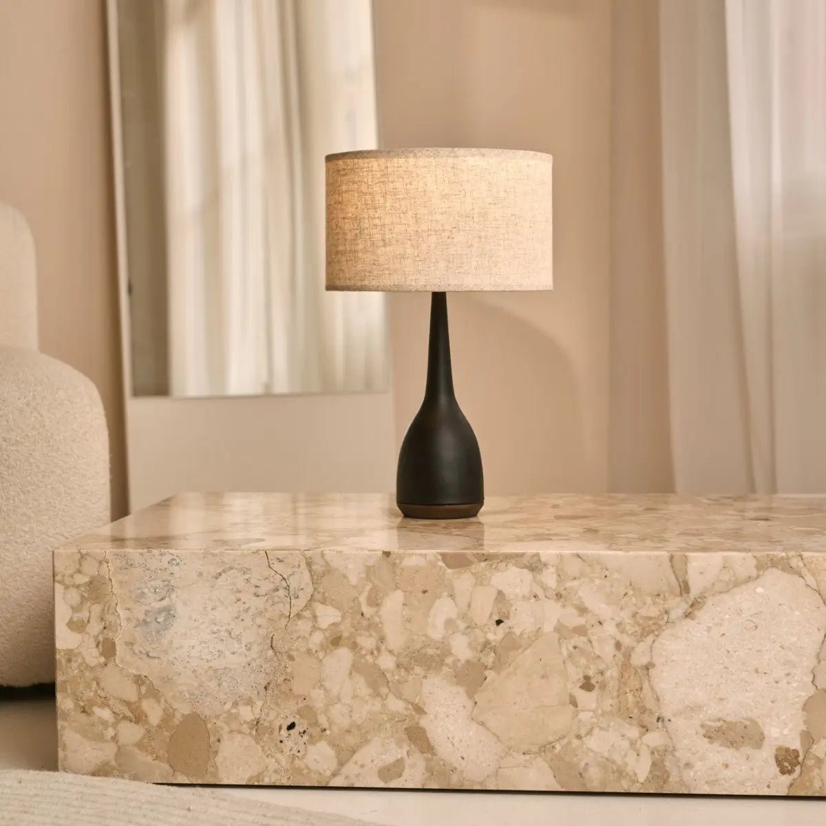 Jacob zwarte lamp met beige kap – elegante en warme verlichting Tavellio - Amsterdam