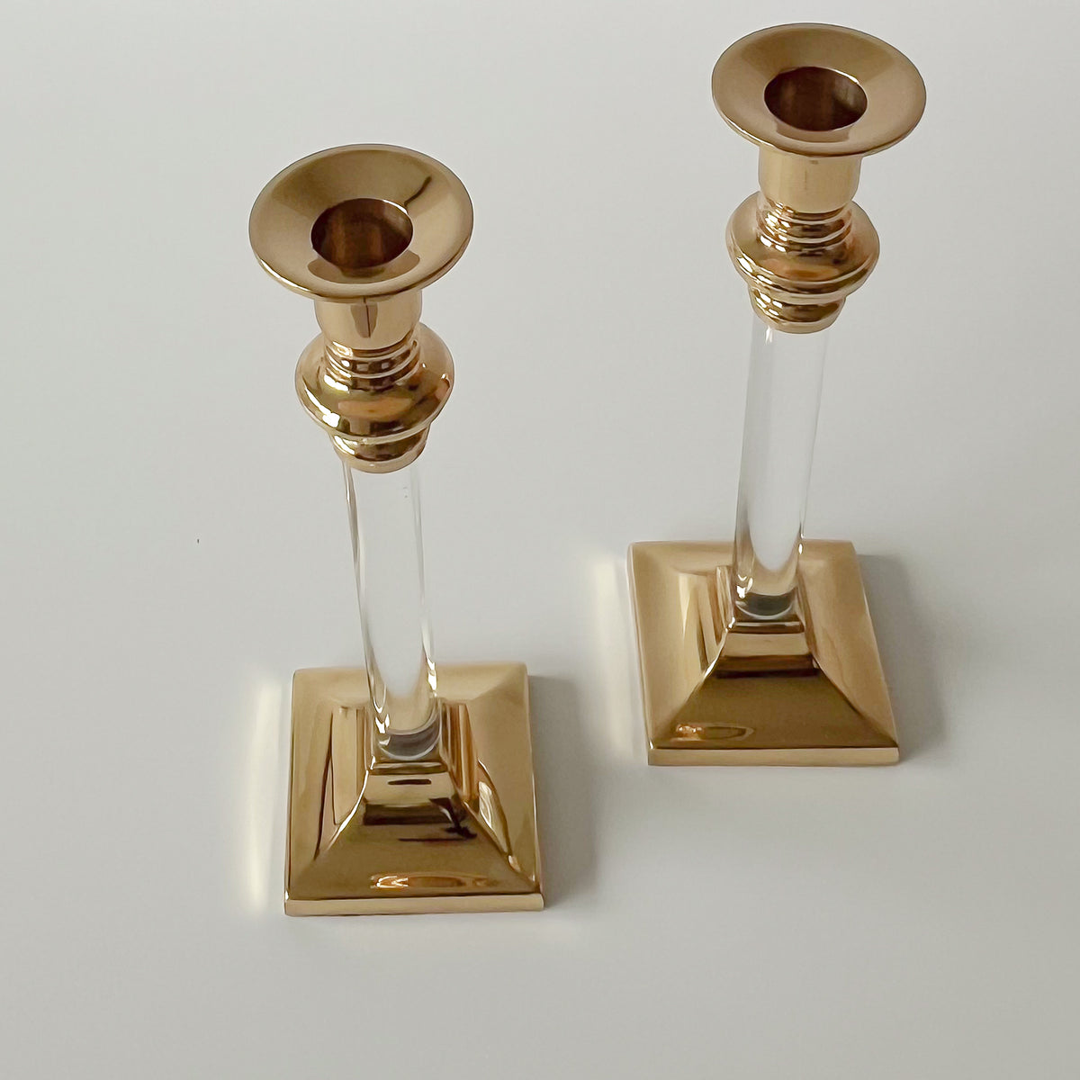 Kandelaars van acrylglas en messing – set van 2 – pre-loved Noii HOME