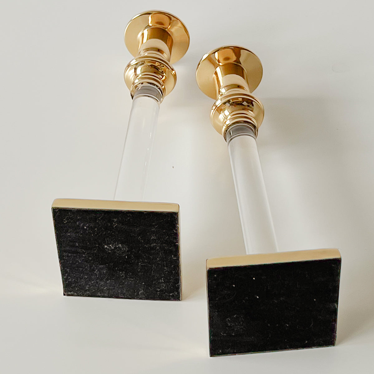 Kandelaars van acrylglas en messing – set van 2 – pre-loved Noii HOME