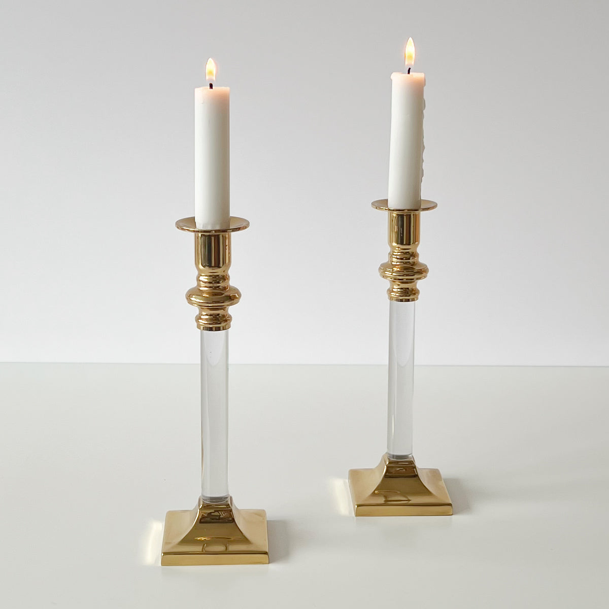 Kandelaars van acrylglas en messing – set van 2 – pre-loved Noii HOME