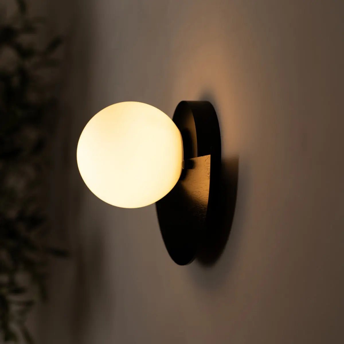 Kane zwarte draadloze wandlamp – oplaadbare hout- en glaslamp Tavellio - Amsterdam