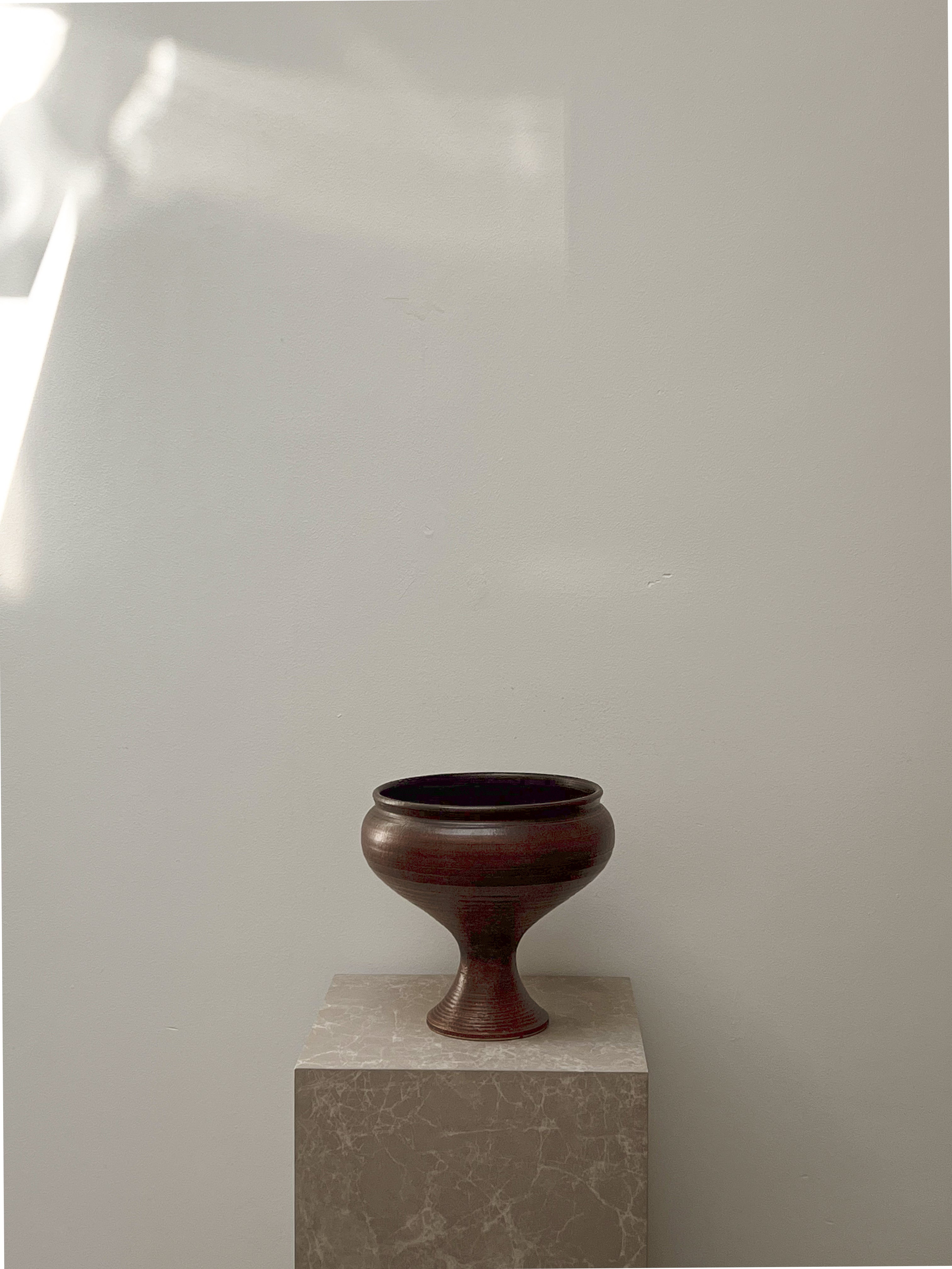 keramieken pot op voet – warm bruin glazuur – pre-loved Noii HOME