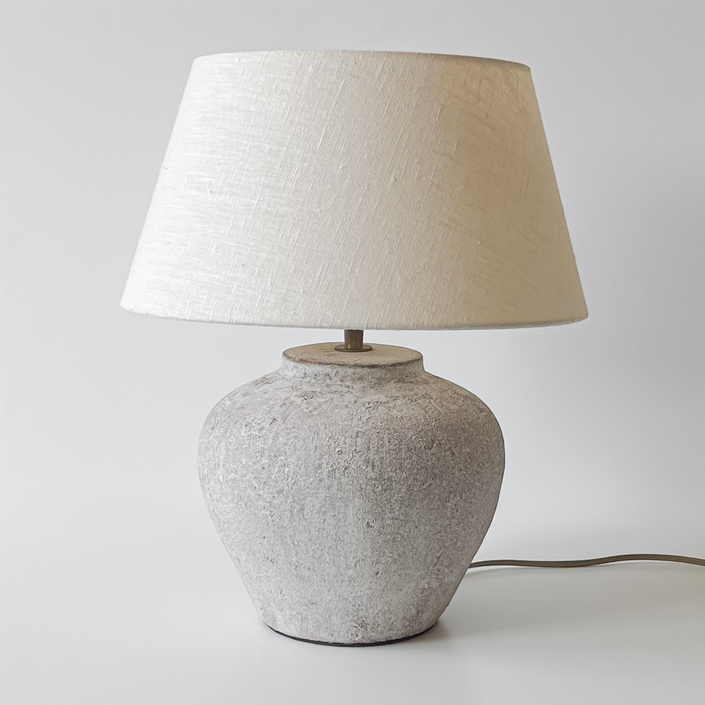 keramieken tafellamp met geweven stoffen kap – pre-loved Noii HOME