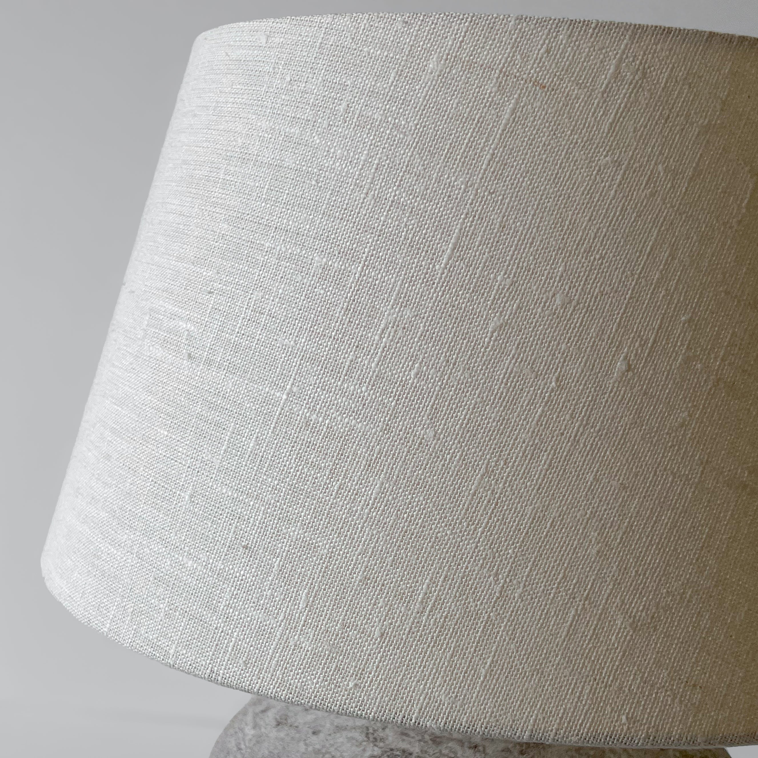 keramieken tafellamp met geweven stoffen kap – pre-loved Noii HOME