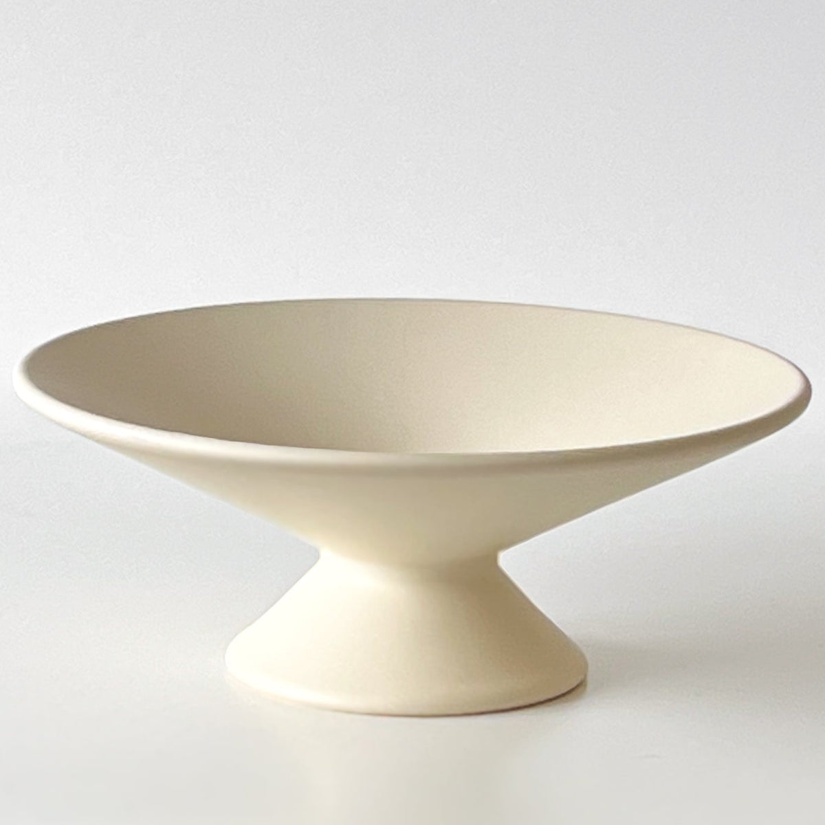 keramische schaal op voet – off-white – pre-loved Noii HOME