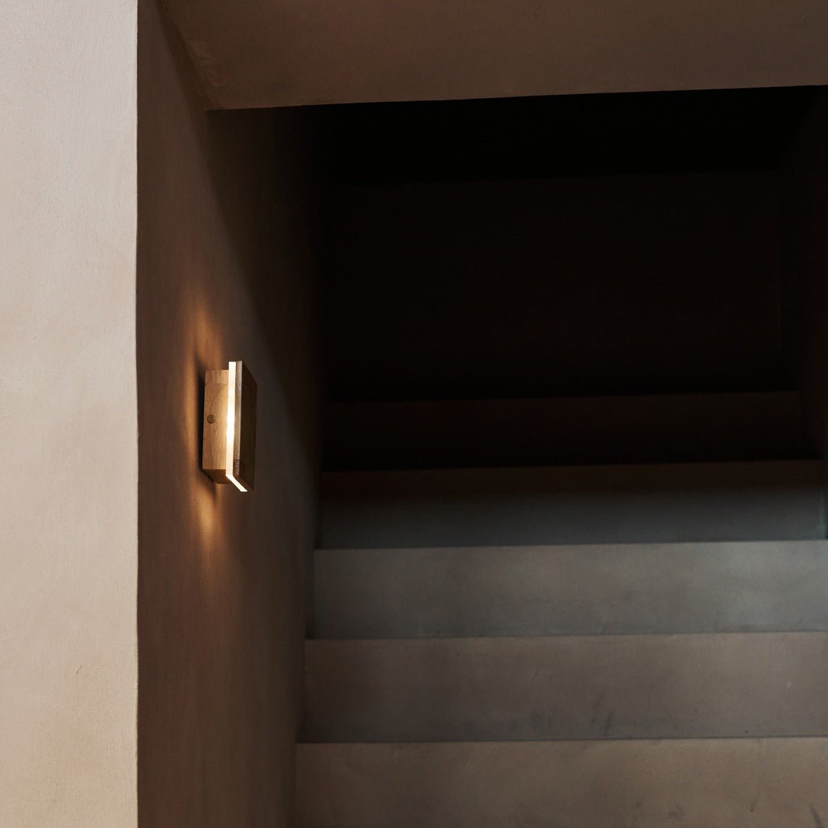 Lane lichtbruine draadloze wandlamp - oplaadbaar, dimbaar, natuurlijk houtlamp Tavellio - Amsterdam