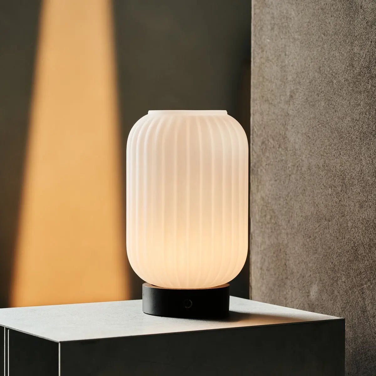 Lilly donkerbruin unieke oplaadbare lamp - matglaslamp, houten basis, dimable, 3 lichte modi Tavellio - Amsterdam