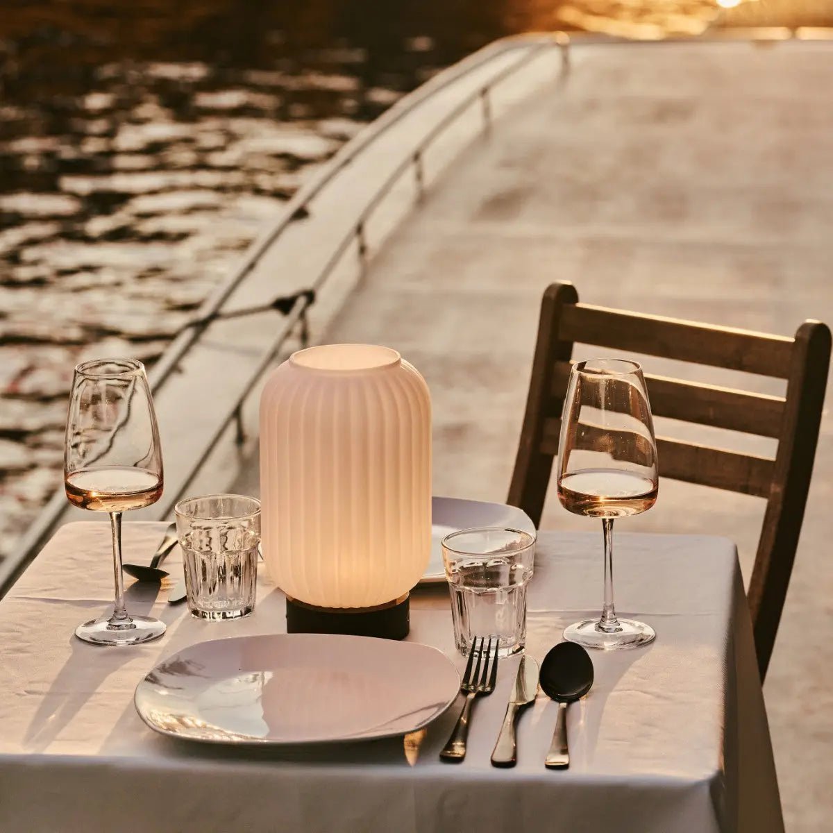 Lilly donkerbruin unieke oplaadbare lamp - matglaslamp, houten basis, dimable, 3 lichte modi Tavellio - Amsterdam