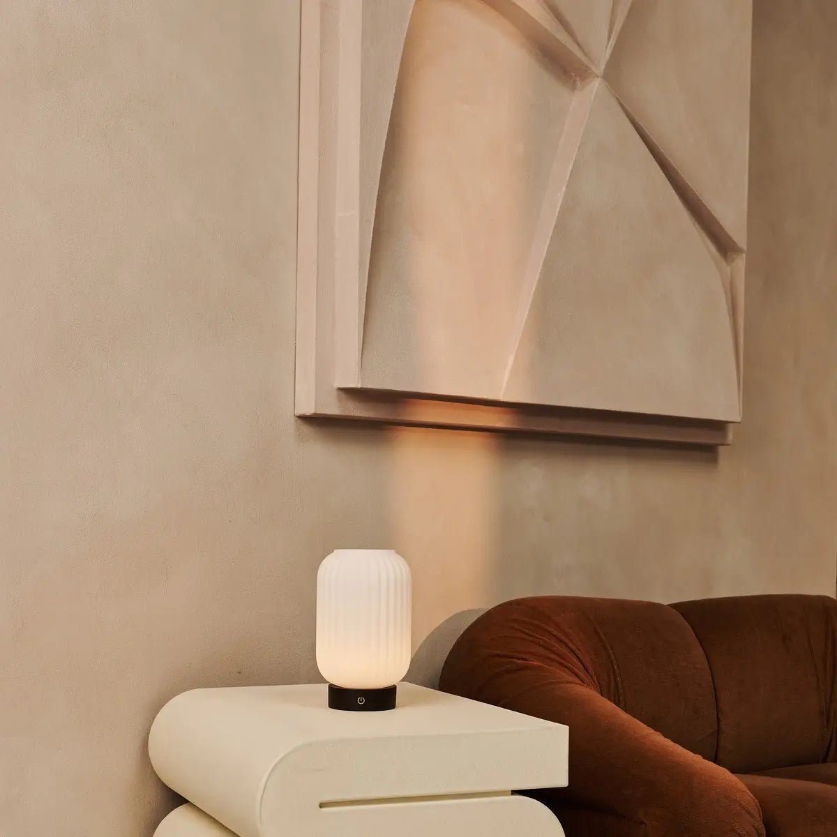 Lilly donkerbruin unieke oplaadbare lamp - matglaslamp, houten basis, dimable, 3 lichte modi Tavellio - Amsterdam