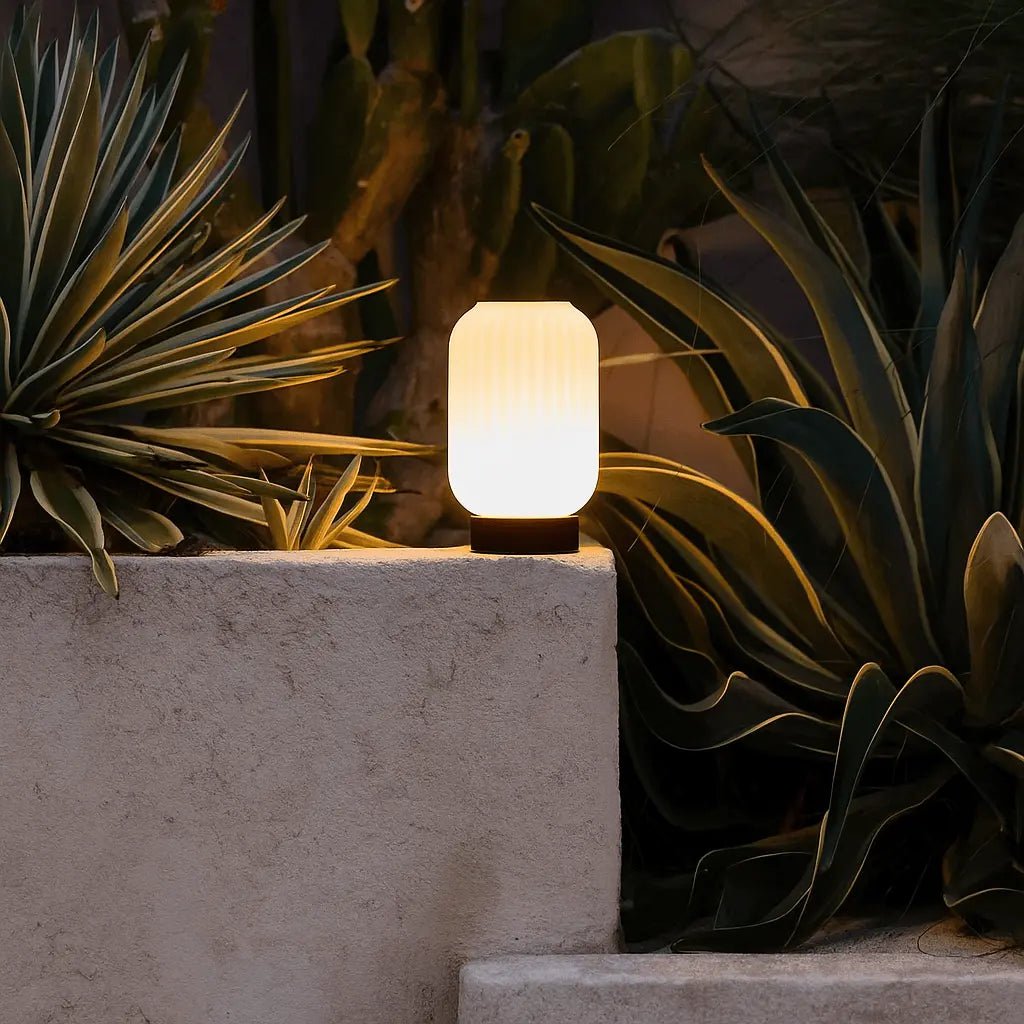 Lilly donkerbruin unieke oplaadbare lamp - matglaslamp, houten basis, dimable, 3 lichte modi Tavellio - Amsterdam