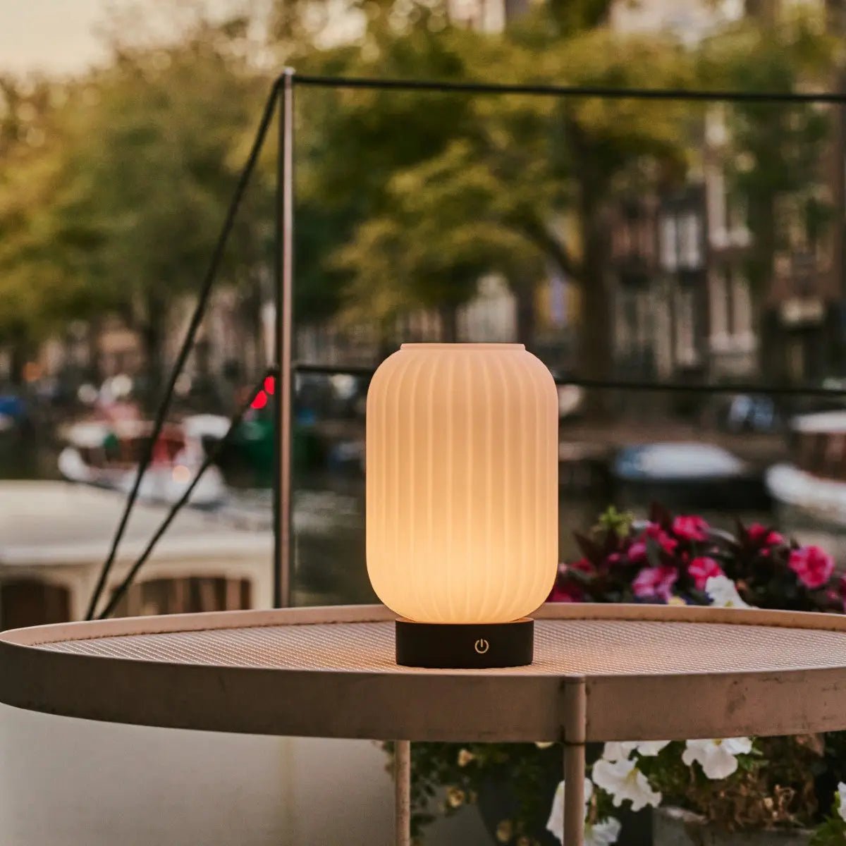 Lilly donkerbruin unieke oplaadbare lamp - matglaslamp, houten basis, dimable, 3 lichte modi Tavellio - Amsterdam