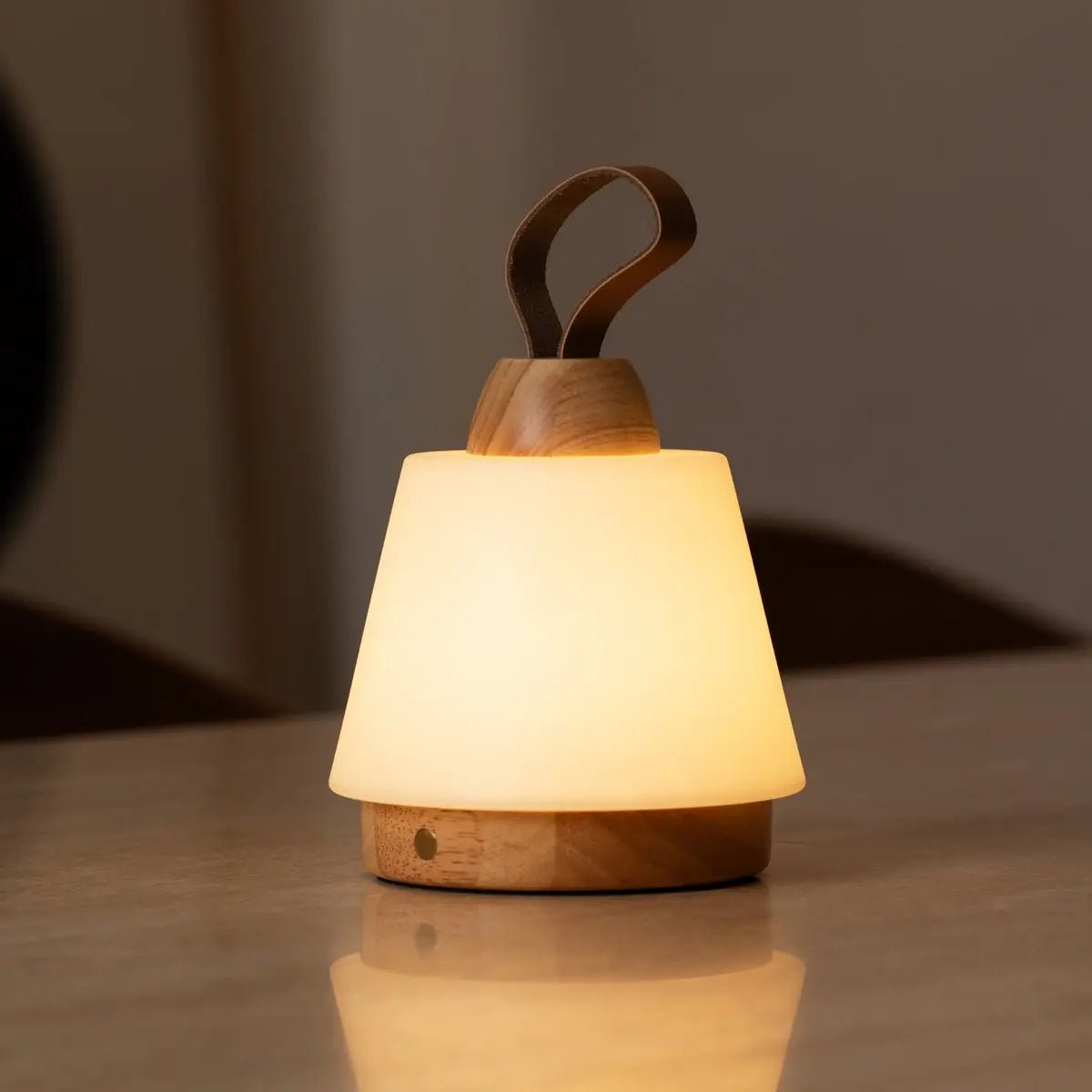 Liv lichtbruine oplaadbare lamp – lederen band, dimbaar, draadloos Tavellio - Amsterdam