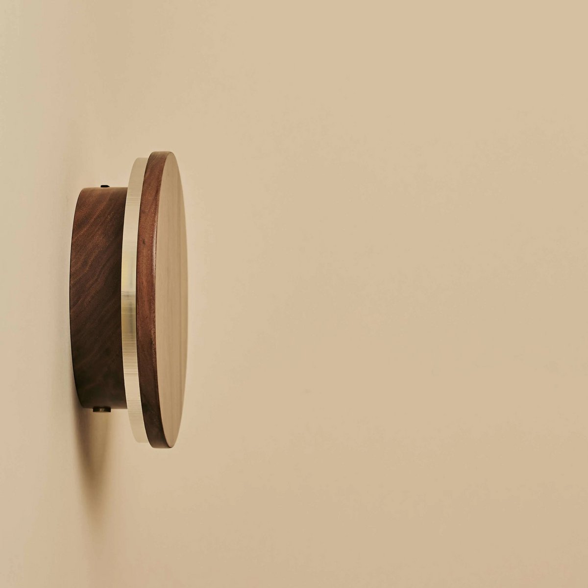 Lou Walnoot Snoerloze Wandlamp | Oplaadbaar en dimbaar met aanraakbediening Tavellio - Amsterdam