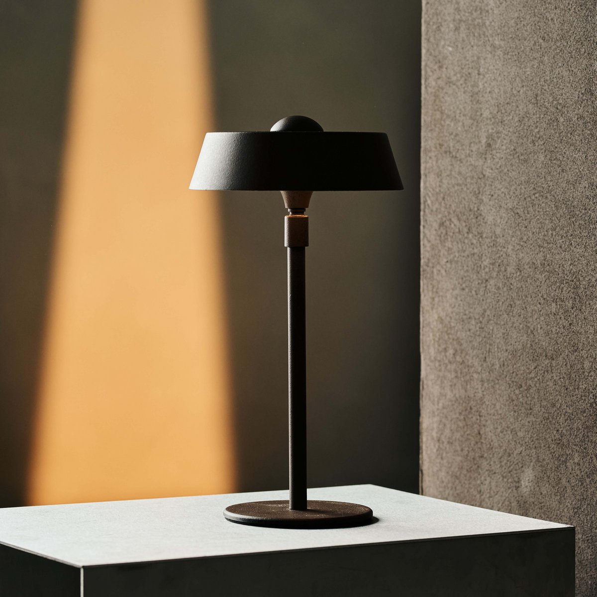 Luca Mocha Brown - USB -oplaadbare lamp L Minimalistisch, speels en dimpelbaar Tavellio - Amsterdam