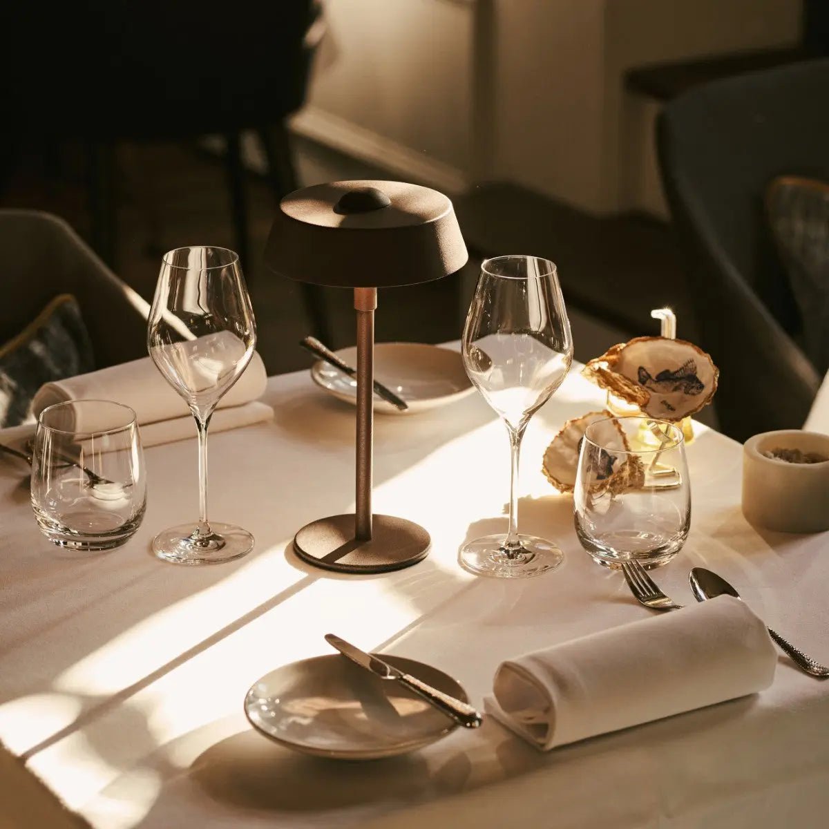 Luca Mocha Brown - USB -oplaadbare lamp L Minimalistisch, speels en dimpelbaar Tavellio - Amsterdam