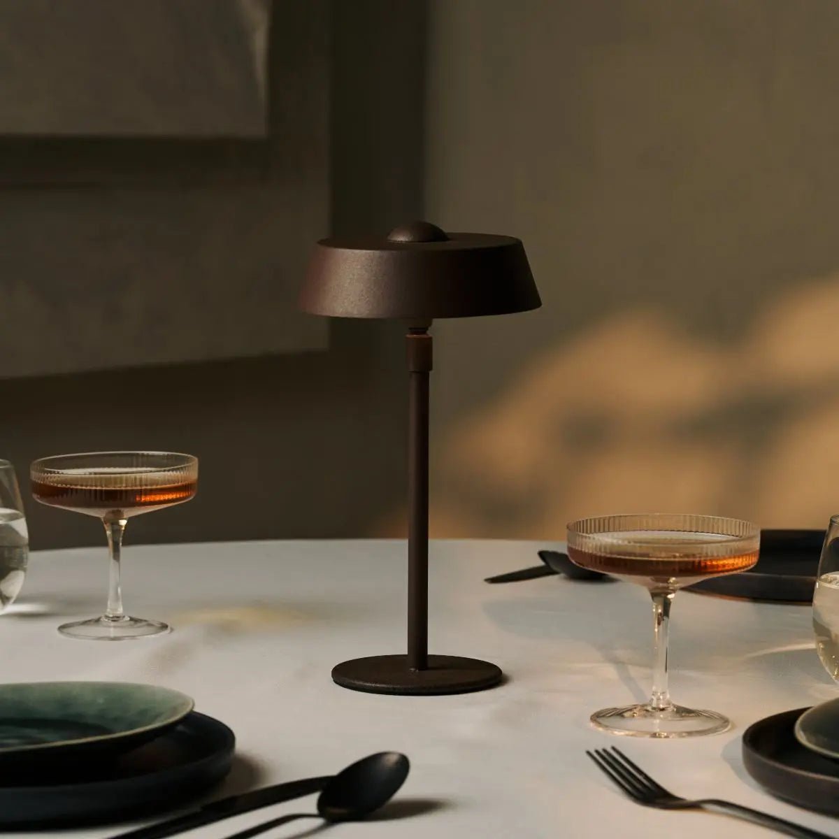 Luca Mocha Brown - USB -oplaadbare lamp L Minimalistisch, speels en dimpelbaar Tavellio - Amsterdam