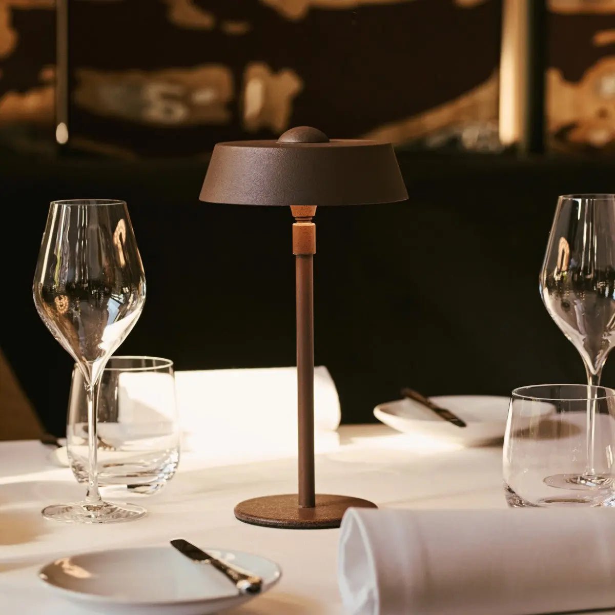 Luca Mocha Brown - USB -oplaadbare lamp L Minimalistisch, speels en dimpelbaar Tavellio - Amsterdam