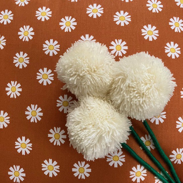 Luna-Leena kussen madeliefje bloemen bruin/ terra + binnenkussen - 45x45cm - Oeko-tex katoen - handgemaakt in Nepal Luna-Leena for kids & home - handmade in Nepal