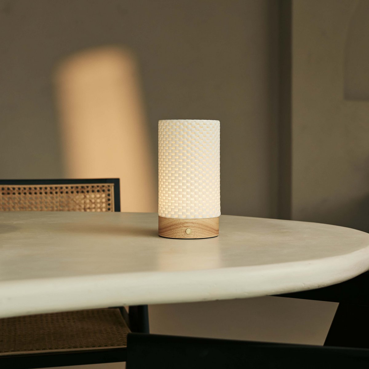 Luna lichtbruine oplaadbare tafellamp in 3D-geprinte porselein-draadloos, dimbaar en tot 100 uur licht Tavellio - Amsterdam