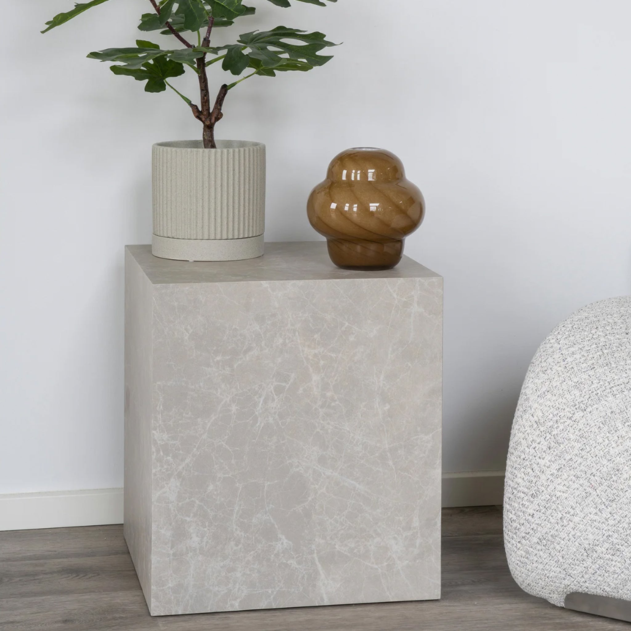 marmerlook sokkel-bijzettafel - beige 40x40x45 cm House Nordic ApS
