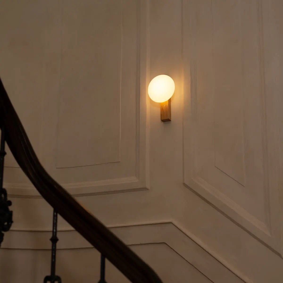 Matthew lichtbruin stijlvol houten draadloze wandlamp - oplaadbaar en dimpelbaar Tavellio - Amsterdam