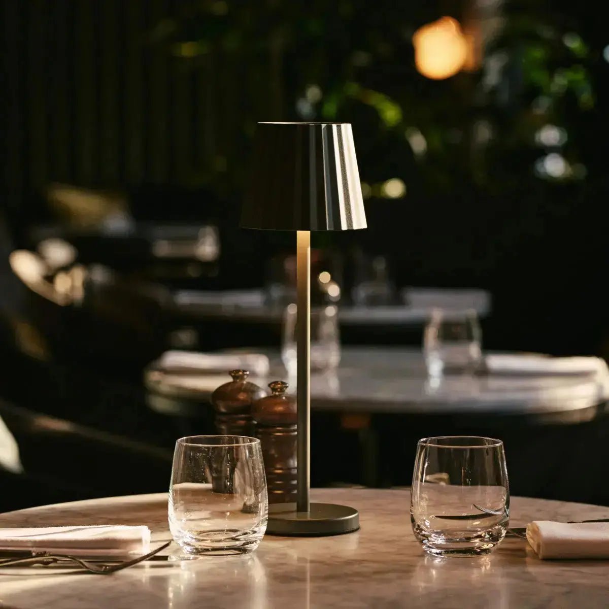 Maya olijfgroen geribbelde tafellamp gemaakt van ijzer - dimbare lamp en 3 lichtmodi, oplaadbaar via draadloos laadstation Tavellio - Amsterdam