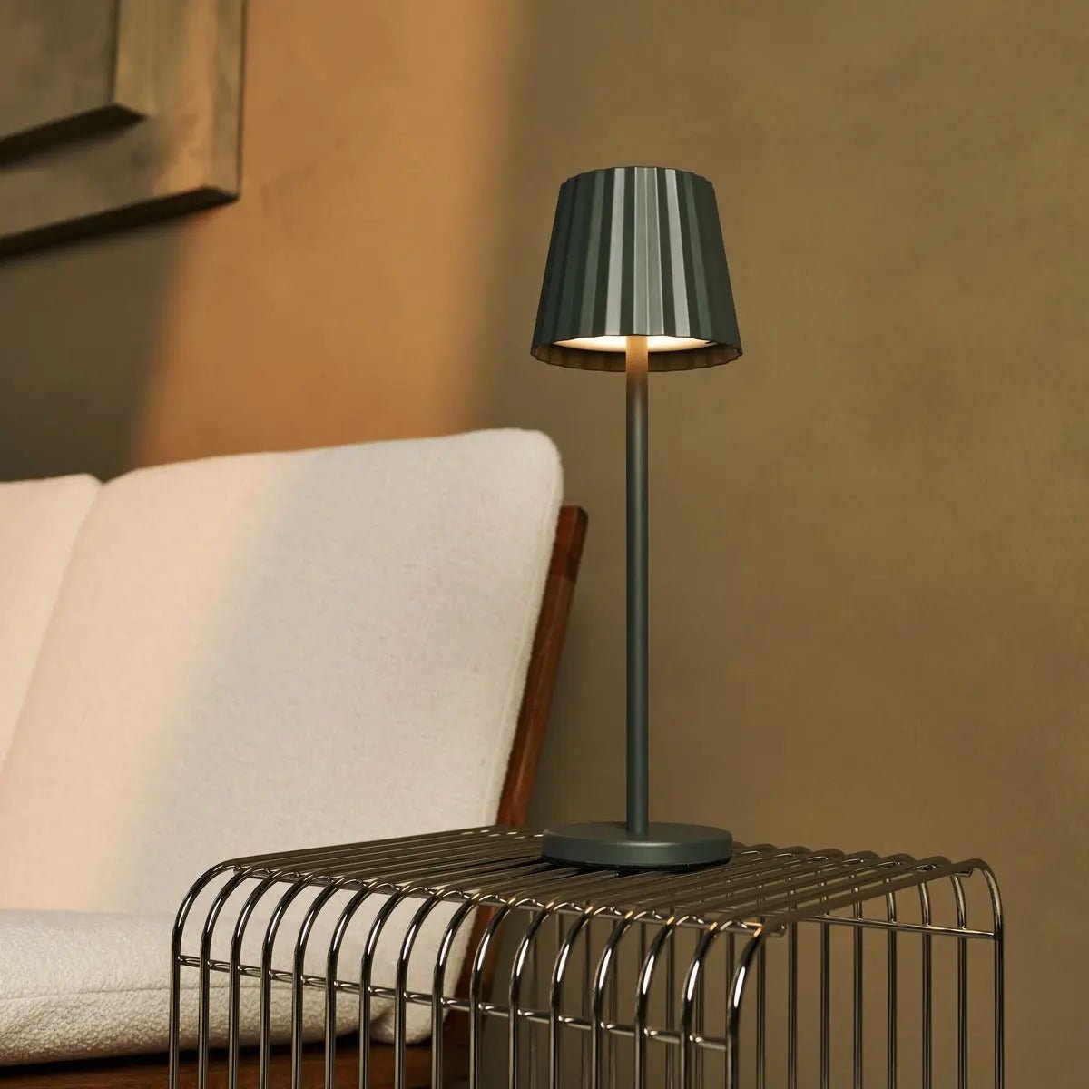 Maya olijfgroen geribbelde tafellamp gemaakt van ijzer - dimbare lamp en 3 lichtmodi, oplaadbaar via draadloos laadstation Tavellio - Amsterdam