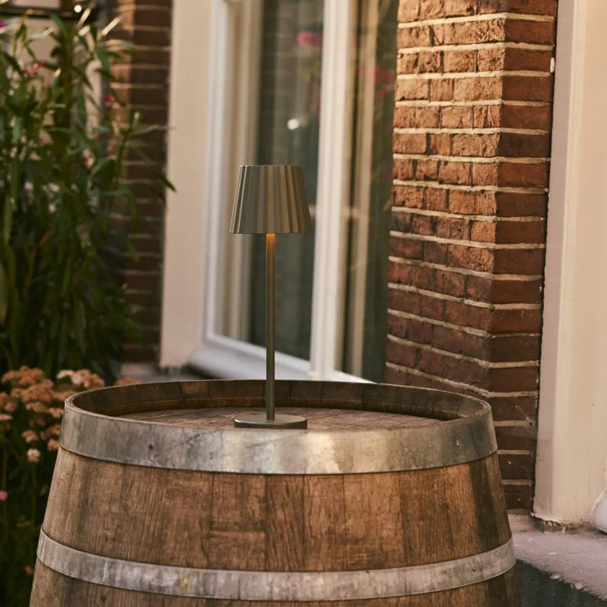 Maya olijfgroen geribbelde tafellamp gemaakt van ijzer - dimbare lamp en 3 lichtmodi, oplaadbaar via draadloos laadstation Tavellio - Amsterdam