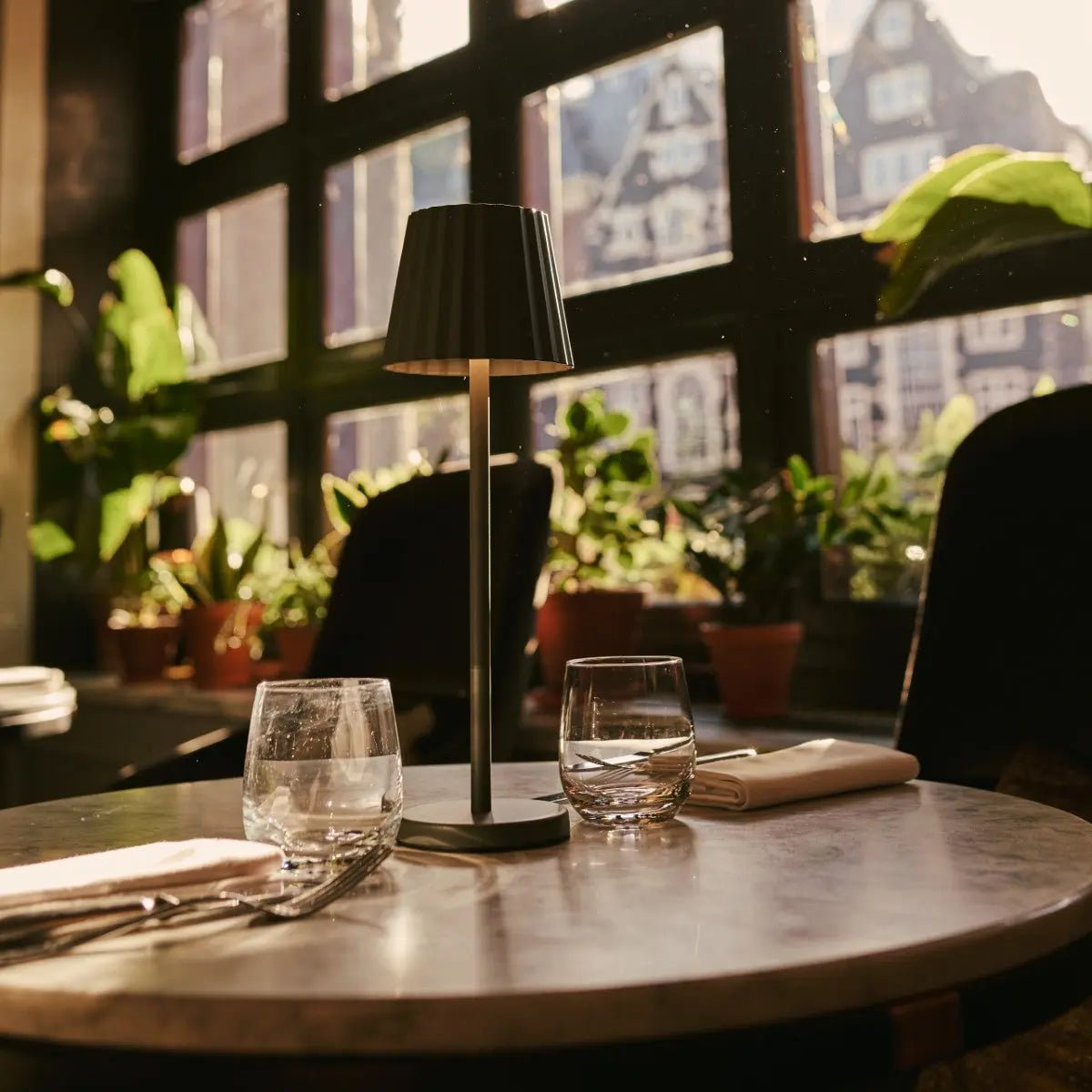 Maya olijfgroen geribbelde tafellamp gemaakt van ijzer - dimbare lamp en 3 lichtmodi, oplaadbaar via draadloos laadstation Tavellio - Amsterdam