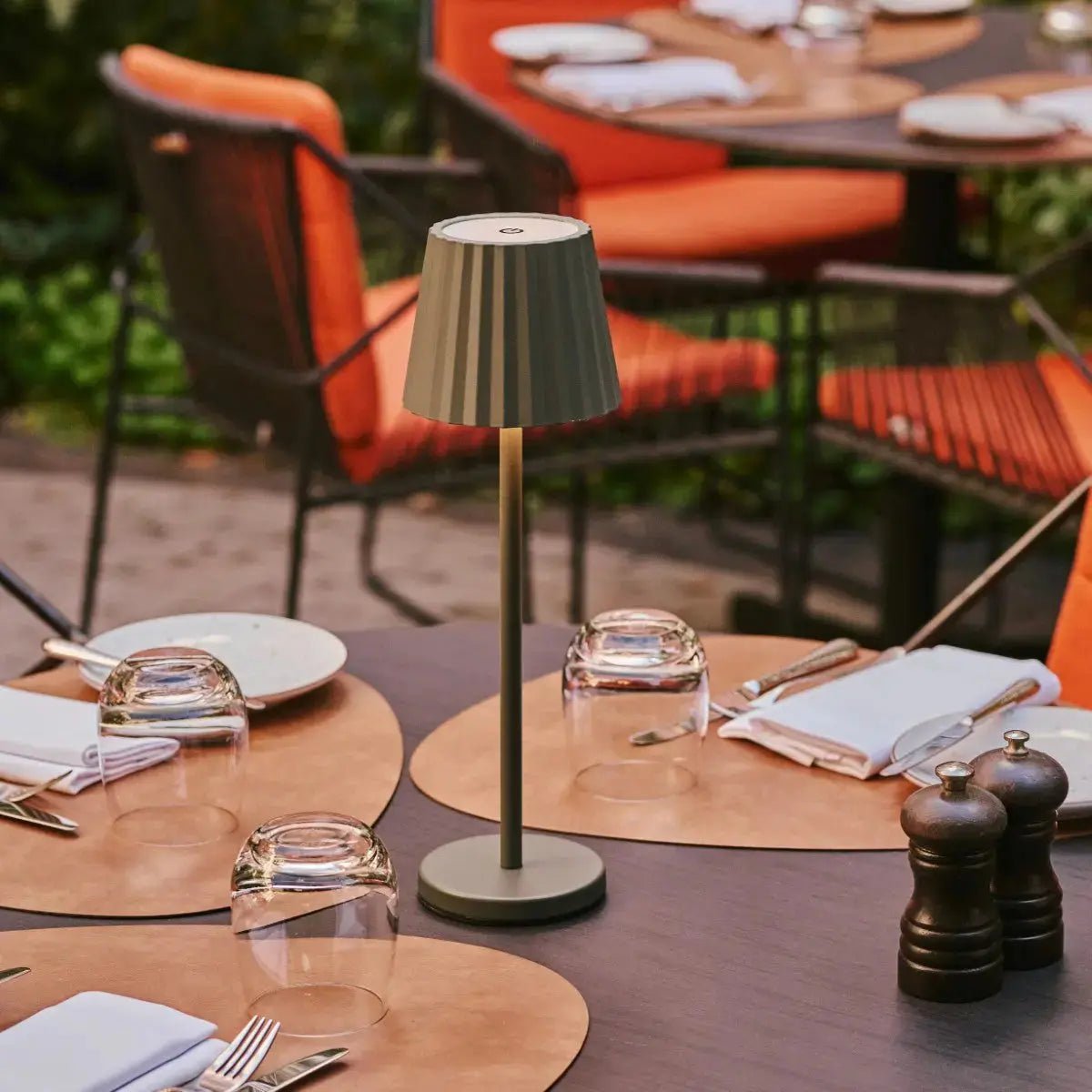 Maya olijfgroen geribbelde tafellamp gemaakt van ijzer - dimbare lamp en 3 lichtmodi, oplaadbaar via draadloos laadstation Tavellio - Amsterdam