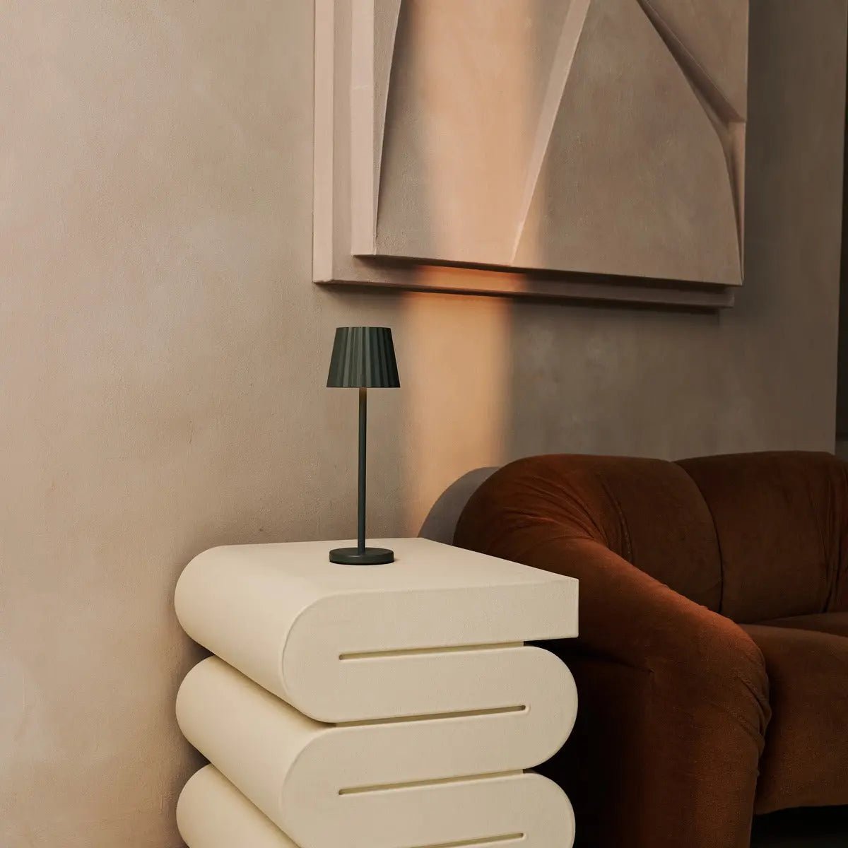 Maya olijfgroen geribbelde tafellamp gemaakt van ijzer - dimbare lamp en 3 lichtmodi, oplaadbaar via draadloos laadstation Tavellio - Amsterdam