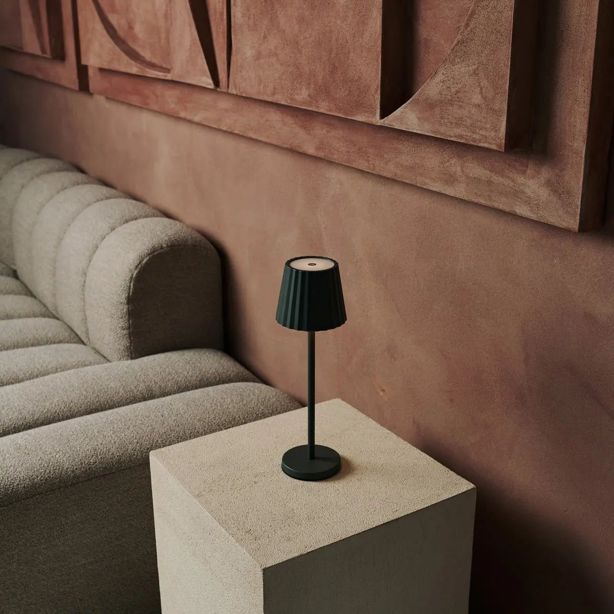 Maya olijfgroen geribbelde tafellamp gemaakt van ijzer - dimbare lamp en 3 lichtmodi, oplaadbaar via draadloos laadstation Tavellio - Amsterdam