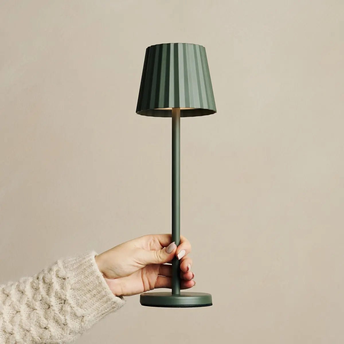 Maya olijfgroen geribbelde tafellamp gemaakt van ijzer - dimbare lamp en 3 lichtmodi, oplaadbaar via draadloos laadstation Tavellio - Amsterdam