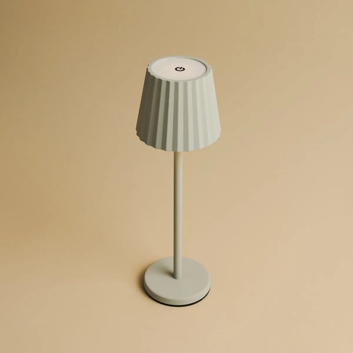 Maya Schadow Grijs geribbelde tafellamp gemaakt van ijzer - dimbare lamp en 3 lichtmodi, oplaadbaar via draadloos laadstation Tavellio - Amsterdam