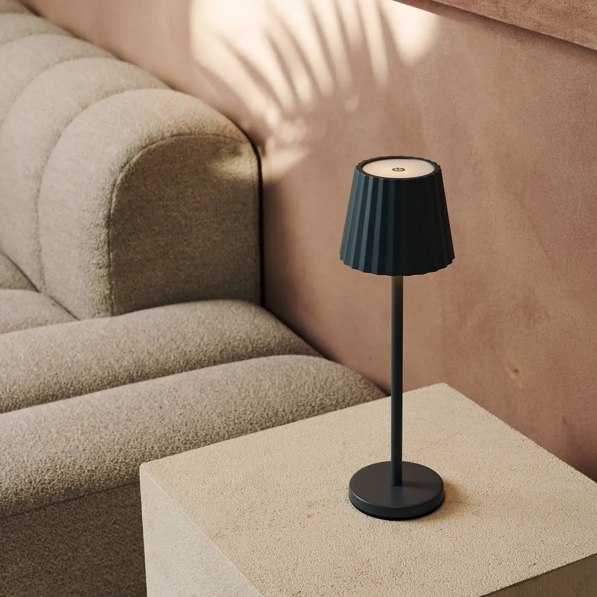 Maya stenen grijs geribbelde tafellamp gemaakt van ijzer - dimbare lamp en 3 lichtmodi, oplaadbaar via draadloos laadstation Tavellio - Amsterdam