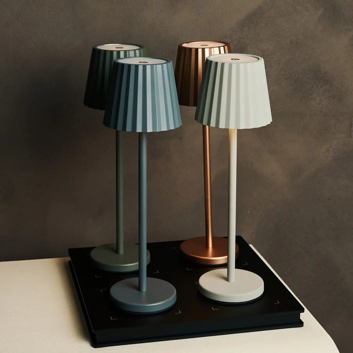 Maya stenen grijs geribbelde tafellamp gemaakt van ijzer - dimbare lamp en 3 lichtmodi, oplaadbaar via draadloos laadstation Tavellio - Amsterdam